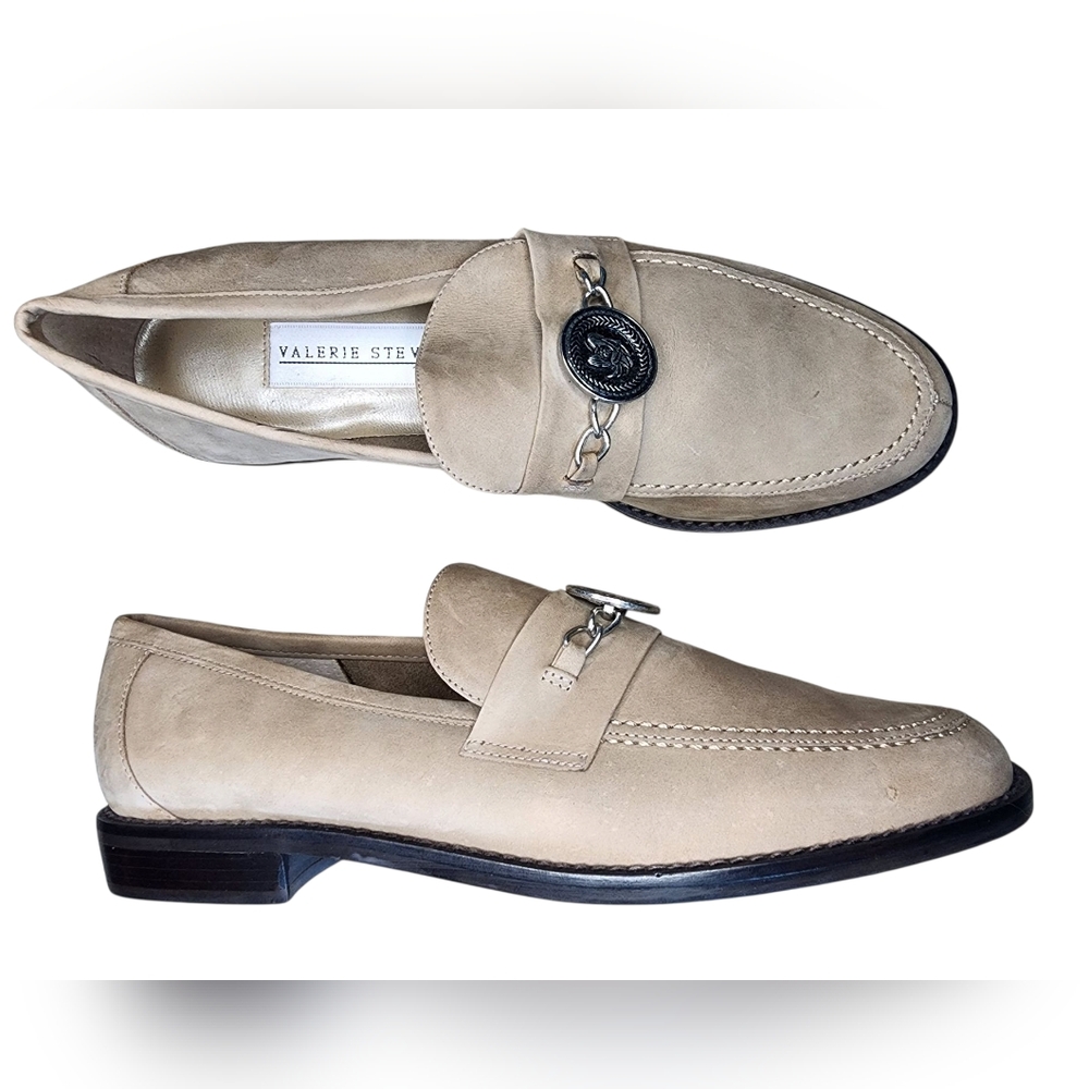 VALERIE STEVENS leather loafers w/medallion, tan, size 9